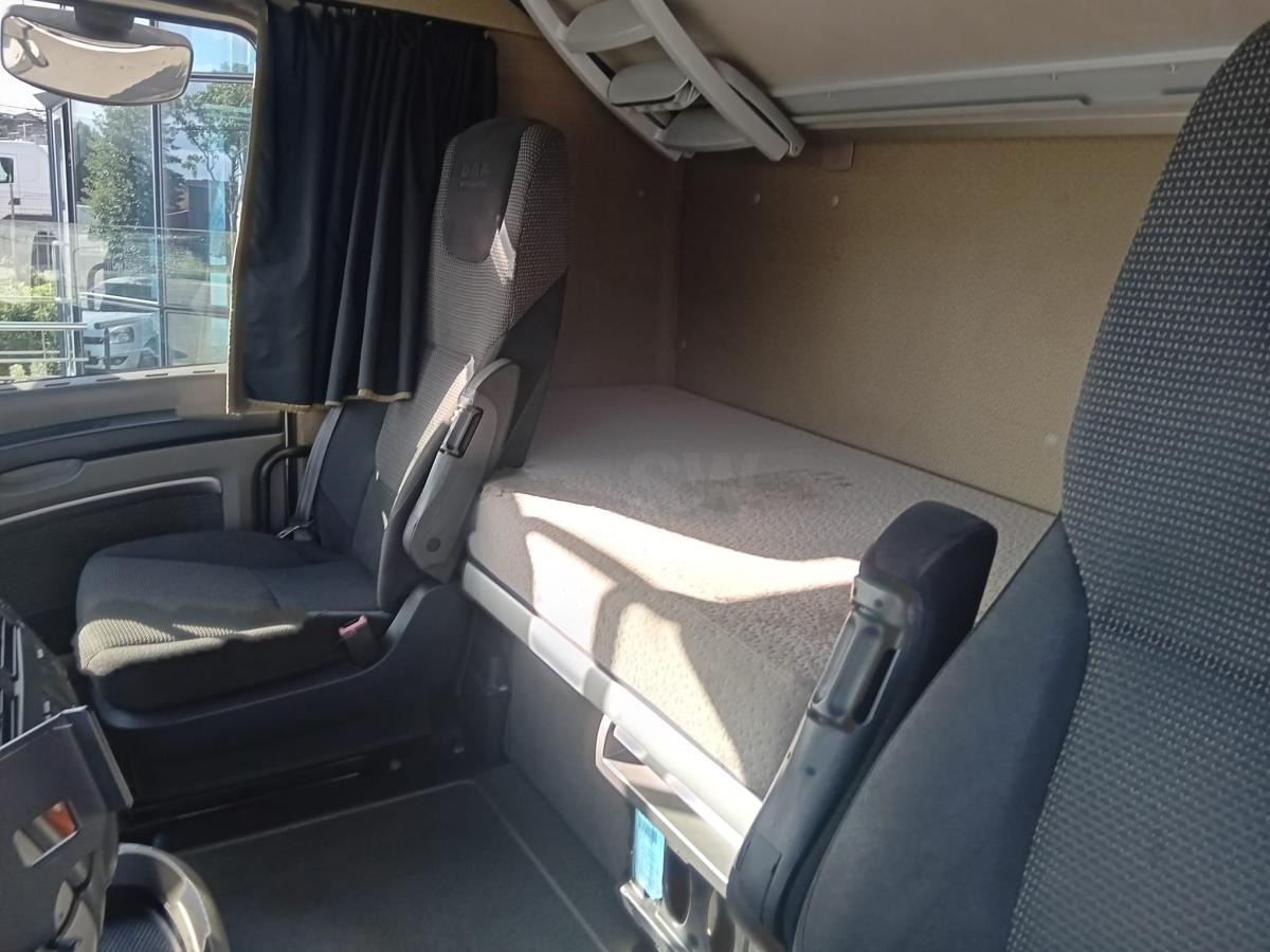 Autocarro con pianale/ Cassone fisso DAF XF105 460
