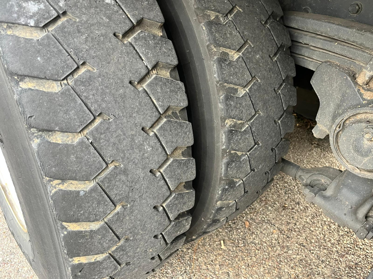 Autocarro con pianale/ Cassone fisso Iveco Eurotrakker 260E36