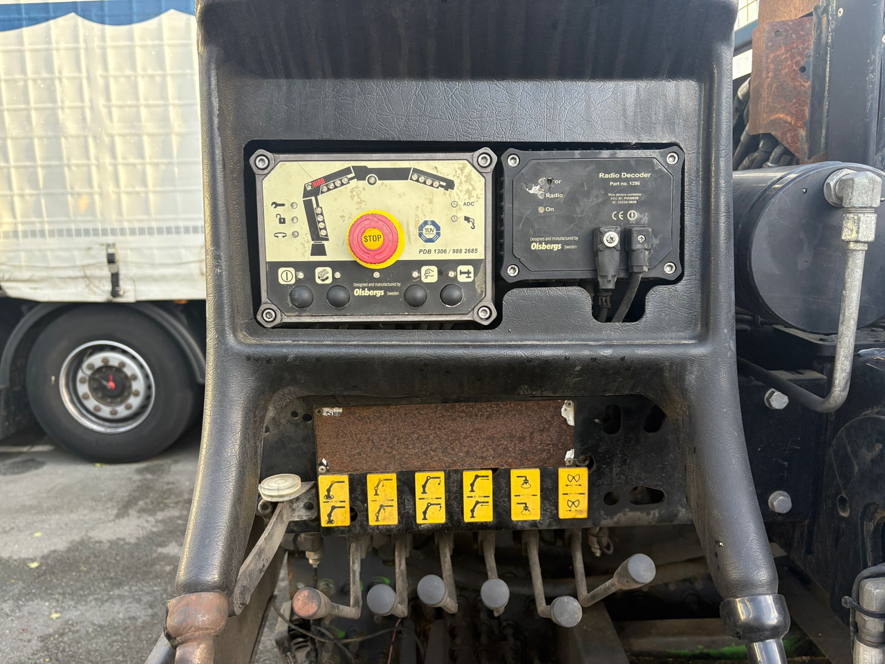 Autocarro con pianale/ Cassone fisso Mercedes Arocs 3240