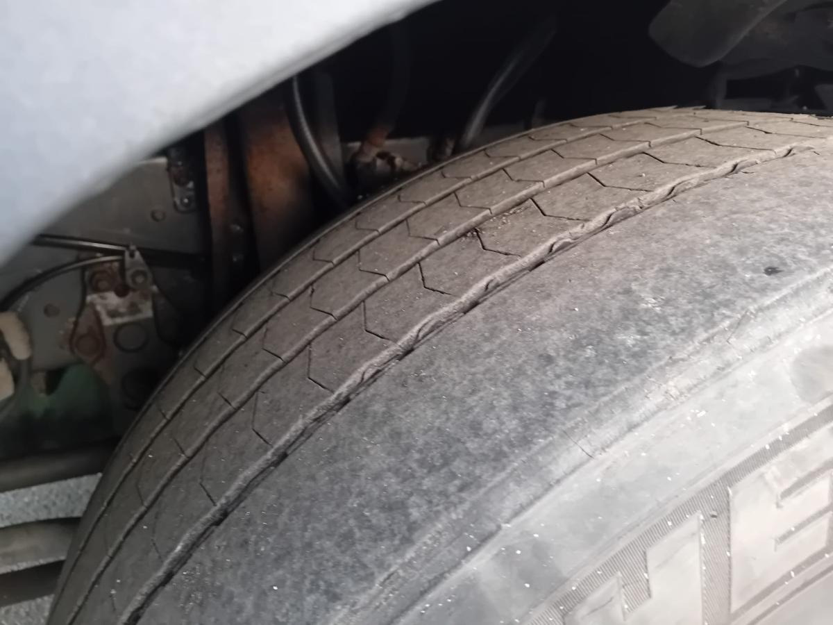 Autocarro con pianale/ Cassone fisso Volvo FH