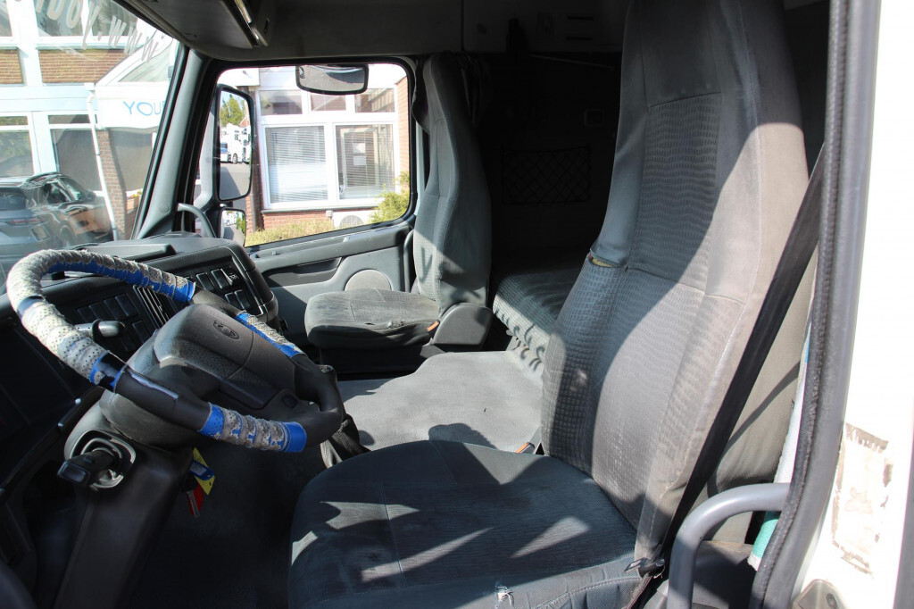 Autocarro con pianale/ Cassone fisso Volvo FM  9 260 Schlafkabine Schaltgetriebe LBW L 8,25m