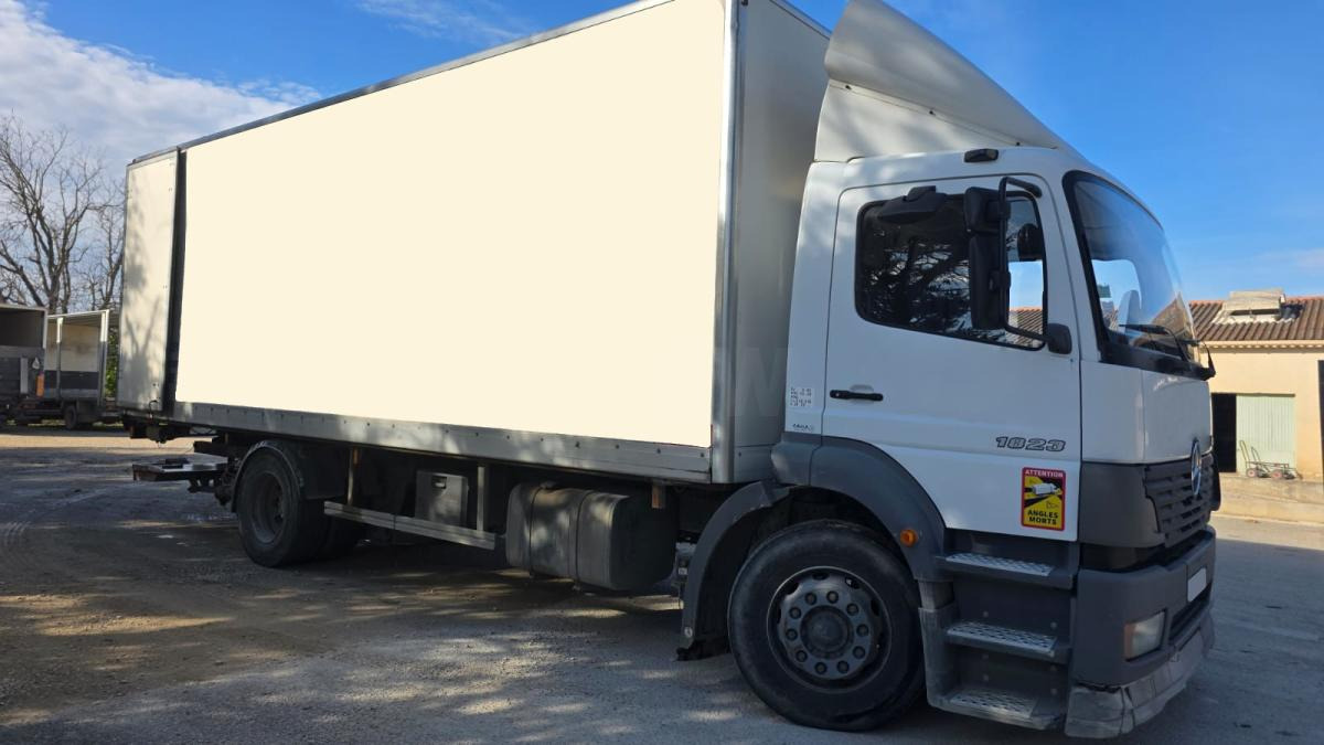 Autocarro frigorifero Mercedes Atego 1823