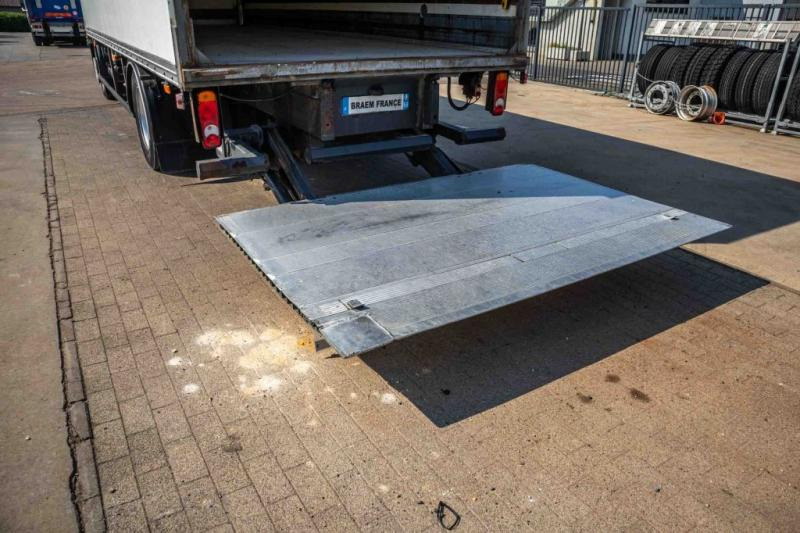 Autocarro frigorifero Renault MIDLUM 280DXI+POUSSIN/CHICKEN/KUIKEN/KÛKEN