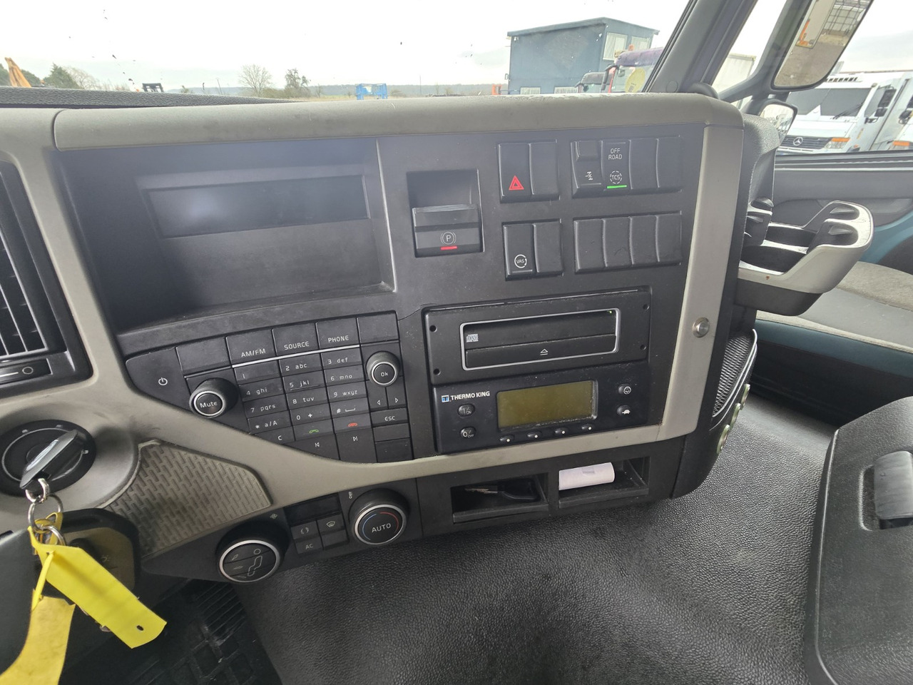 Autocarro frigorifero VOLVO FM 370 - ThermoKing - meat Rail