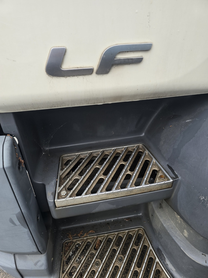 Autocarro furgonato DAF LF 320