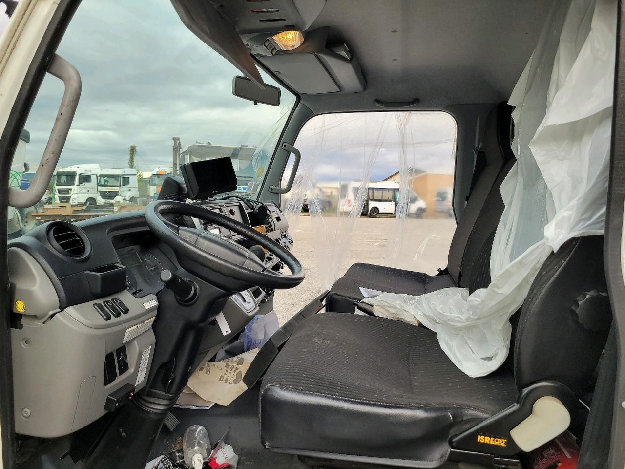 Autocarro furgonato FUSO CANTER 7C15