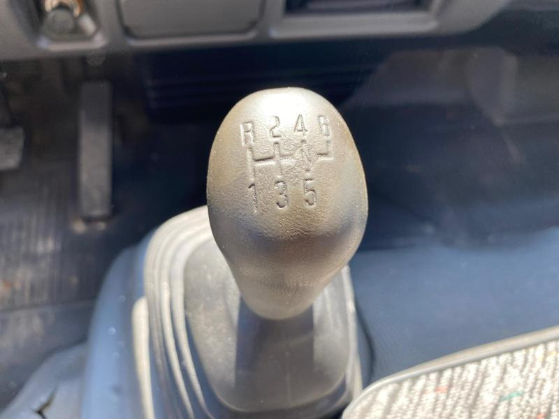 Autocarro furgonato ISUZU Camion SÉRIE N AVEC 2 STRUCTURES CHAPITEAUX