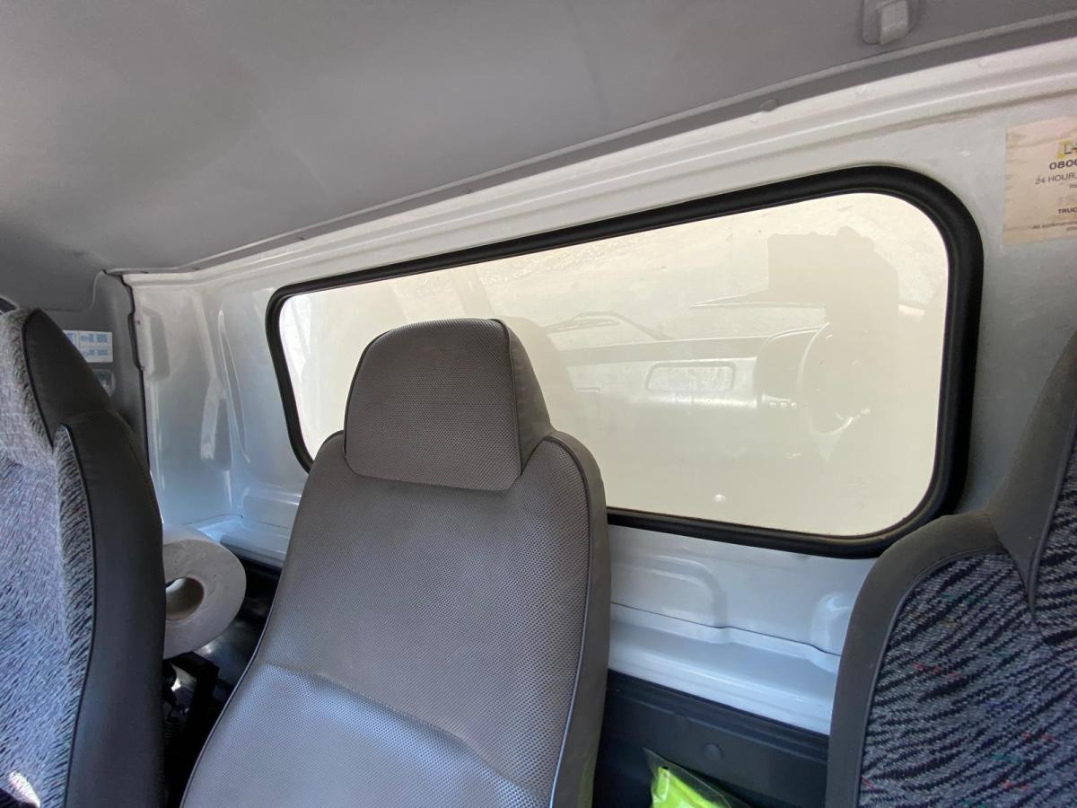 Autocarro furgonato ISUZU Camion SÉRIE N AVEC 2 STRUCTURES CHAPITEAUX