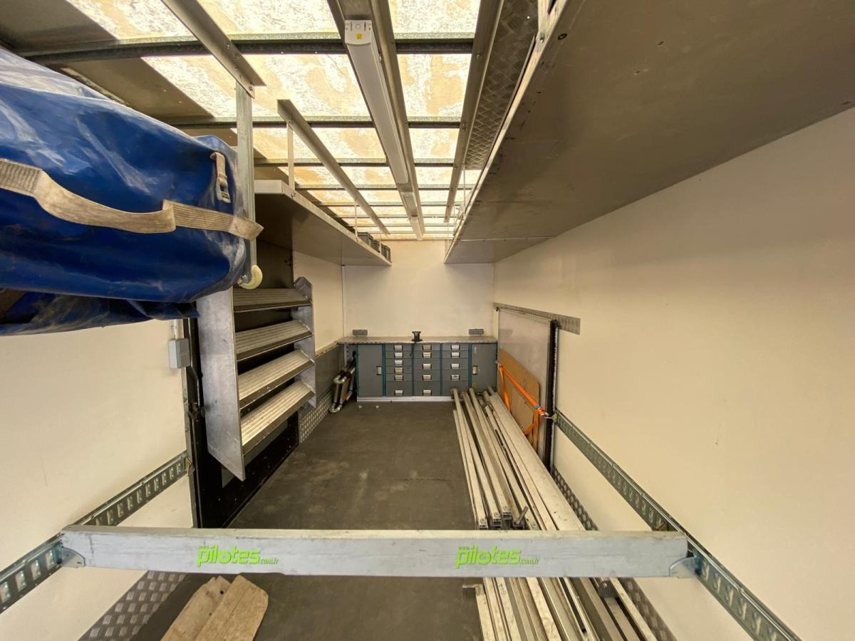 Autocarro furgonato ISUZU Camion SÉRIE N AVEC 2 STRUCTURES CHAPITEAUX