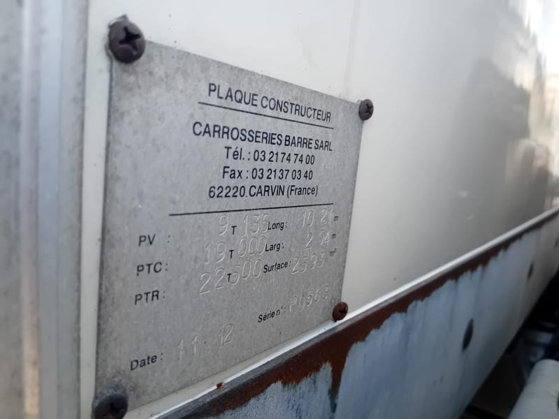 Autocarro furgonato Mercedes Axor 1829