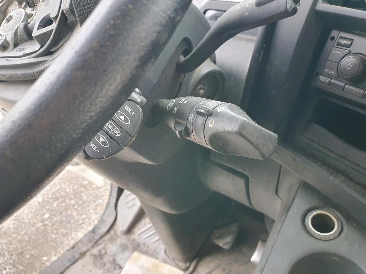 Autocarro furgonato RENAULT D 12 DTI 215