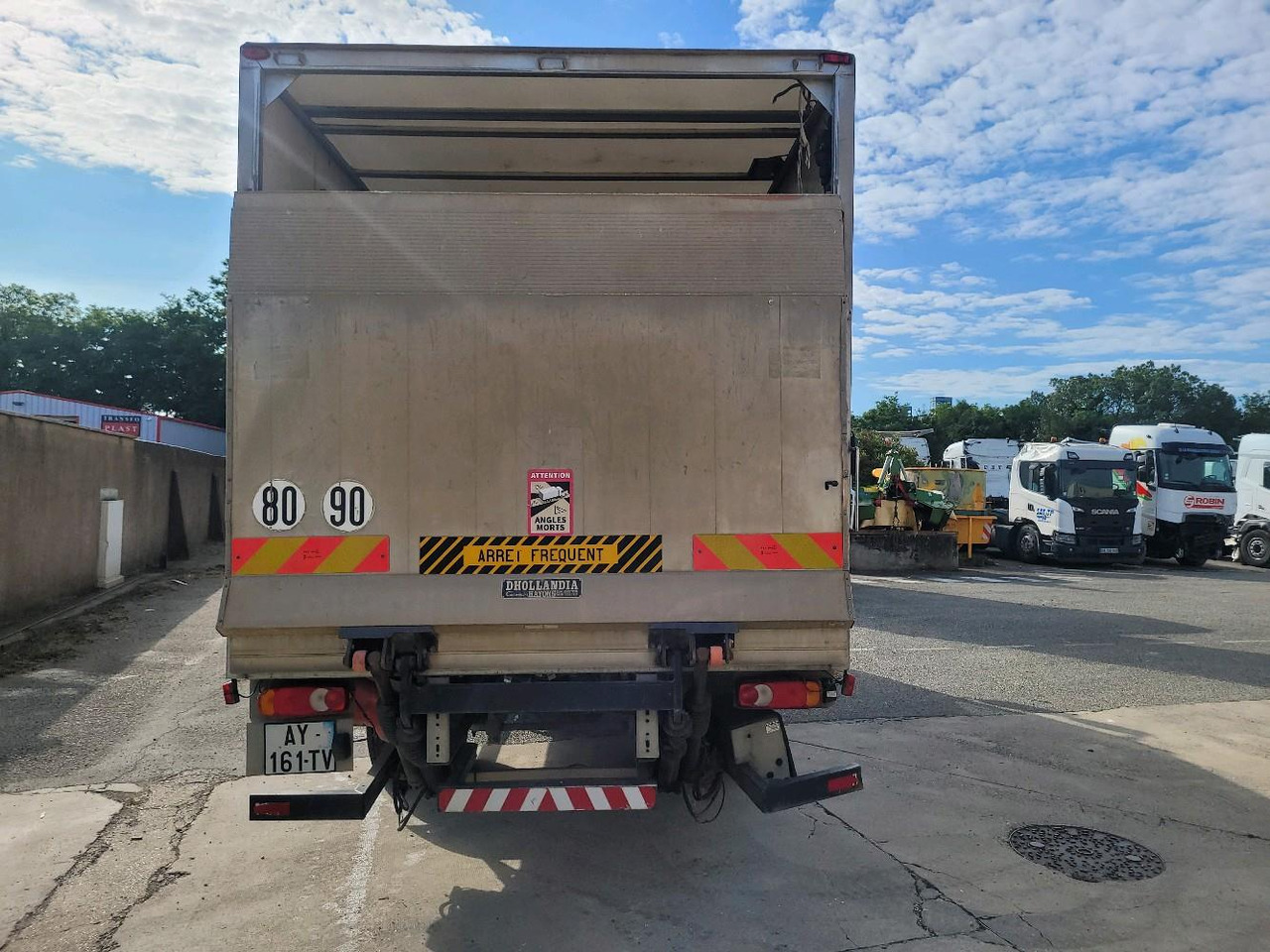 Autocarro furgonato RENAULT MIDLUM 180 DXL