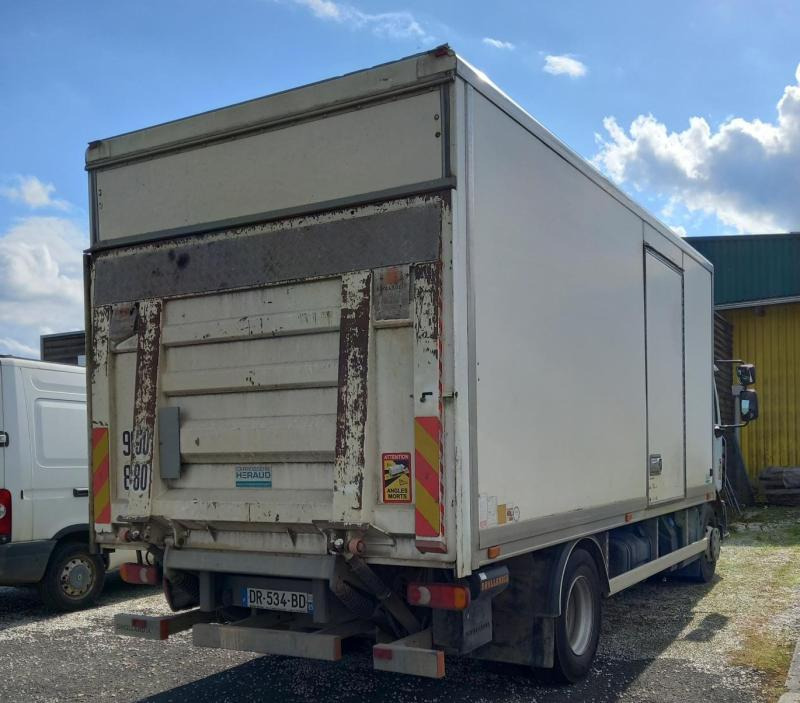 Autocarro furgonato Renault D 4X2 180cv