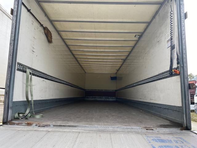 Autocarro furgonato Renault D-Series 320.19