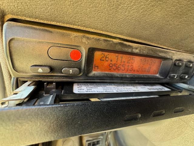 Autocarro furgonato Renault MIDLUM 220 DCI CAISSE HAYON