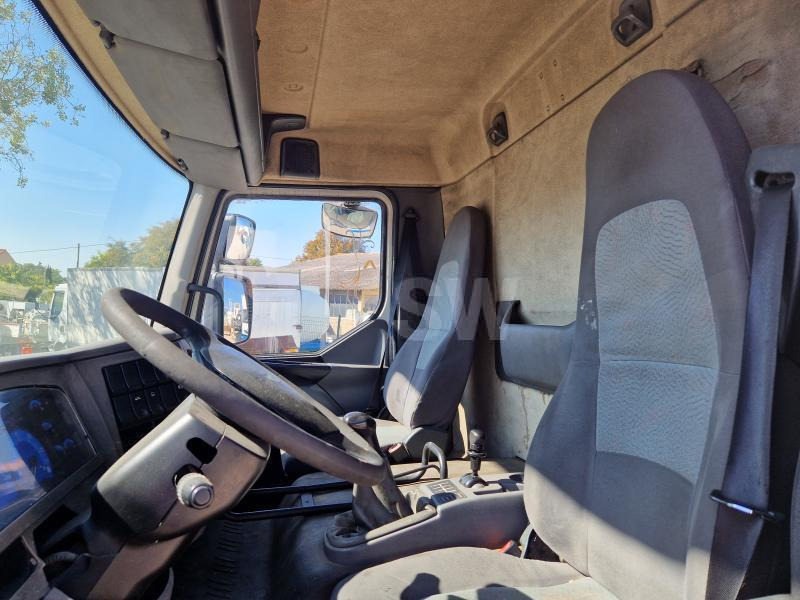 Autocarro furgonato Renault Midlum 220 DCI