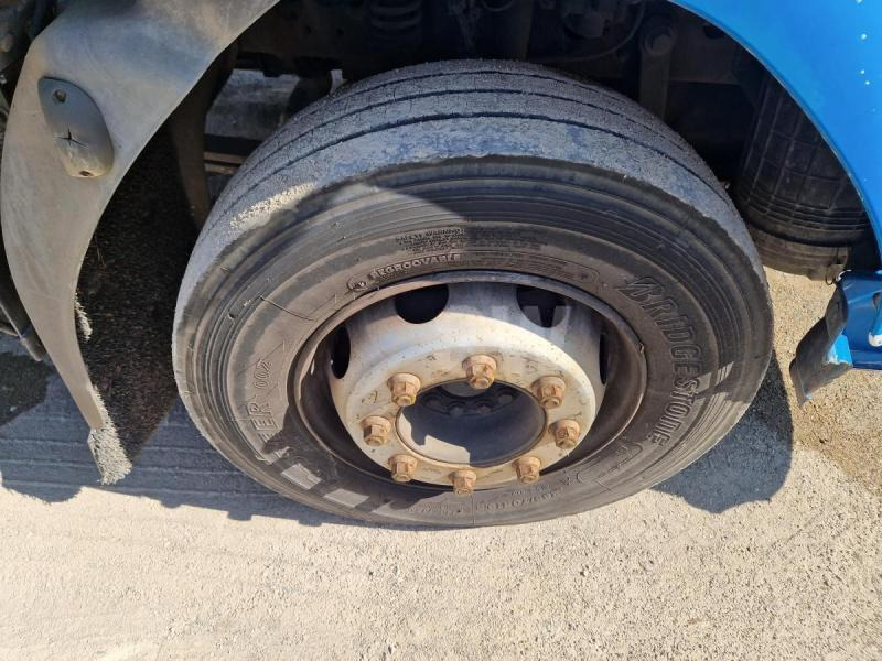 Autocarro furgonato Renault Midlum 220 DCI