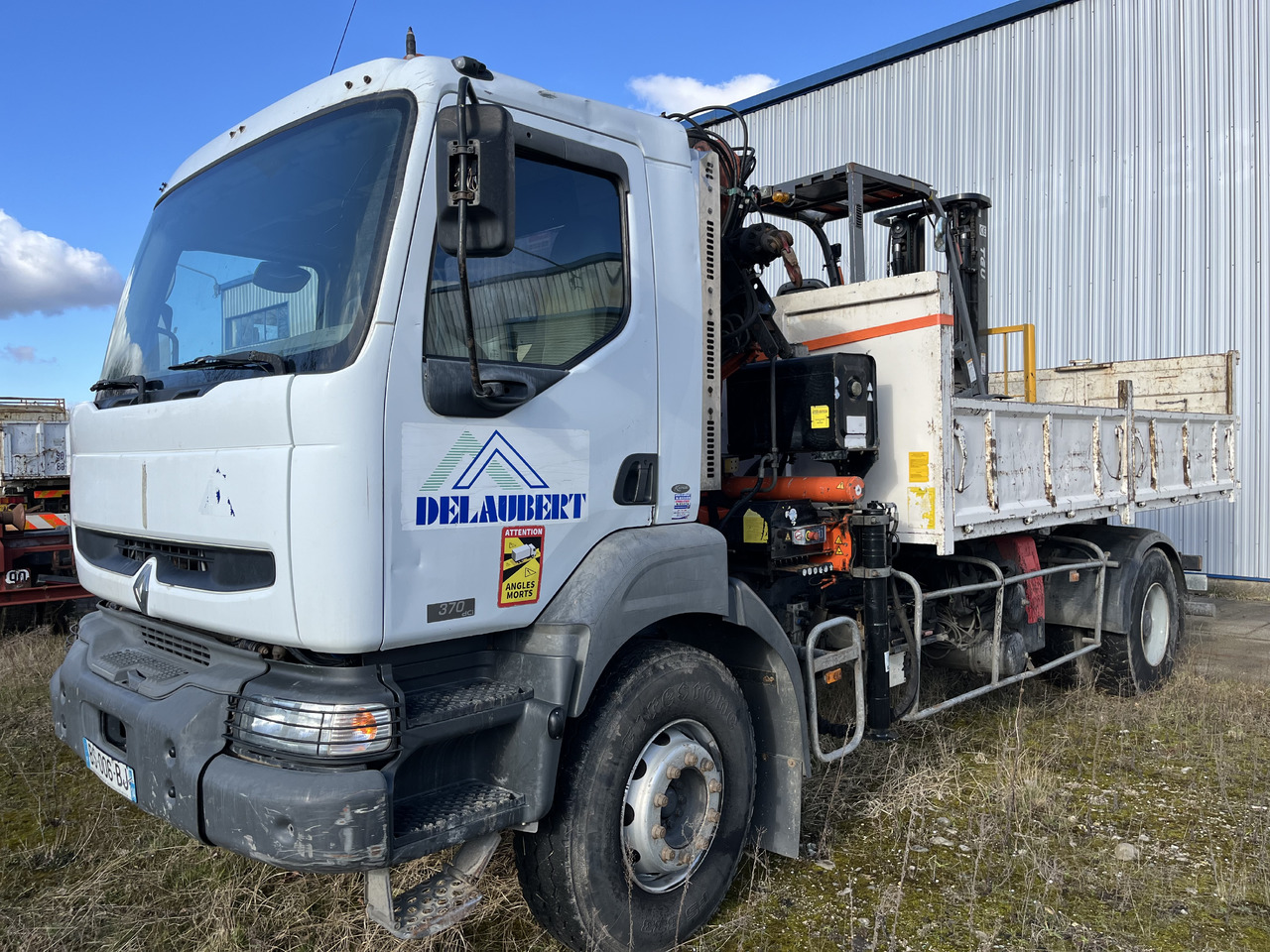 Autocarro ribaltabile RENAULT Kerax 370dci 4x2 19T benne grue