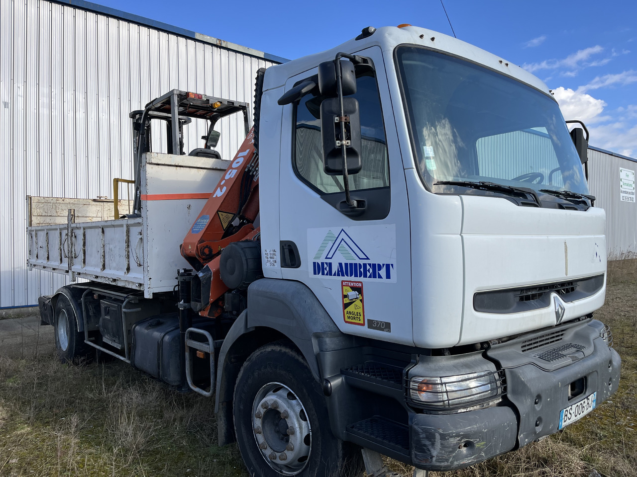 Autocarro ribaltabile RENAULT Kerax 370dci 4x2 19T benne grue