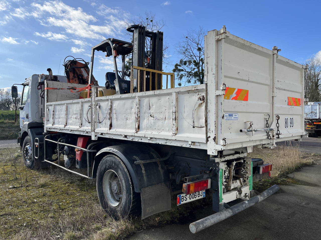 Autocarro ribaltabile RENAULT Kerax 370dci 4x2 19T benne grue