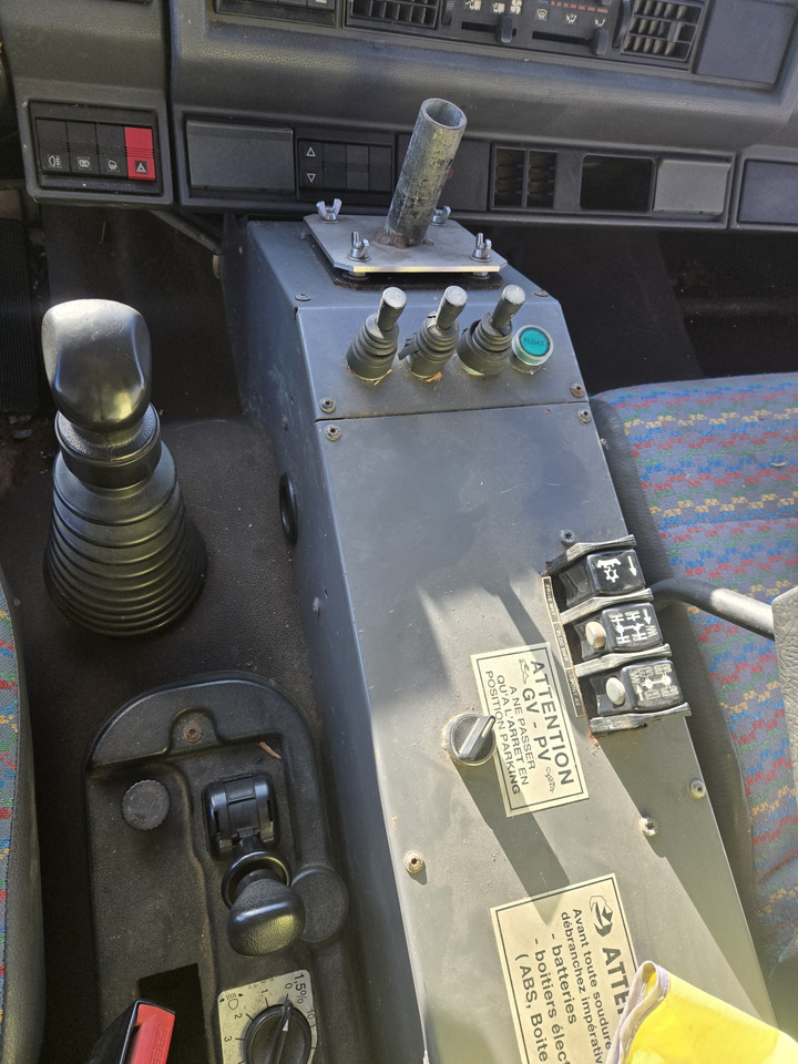 Autocarro ribaltabile Renault G300 / 4x4