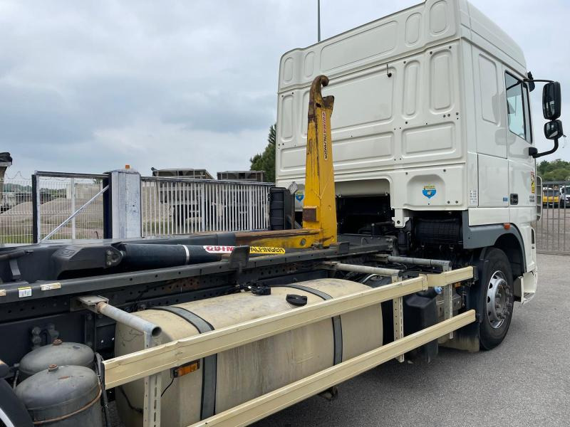 Autocarro scarrabile DAF XF105 460