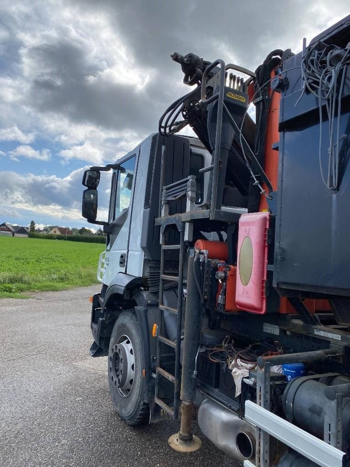 Autocarro scarrabile Iveco TRAKKER 410/EEV -PALFINGER PK13001-T18 endommagé