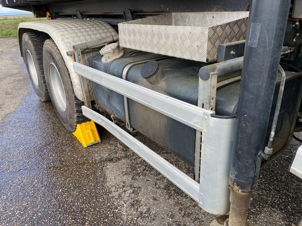 Autocarro scarrabile Iveco TRAKKER 410/EEV -PALFINGER PK13001-T18 endommagé