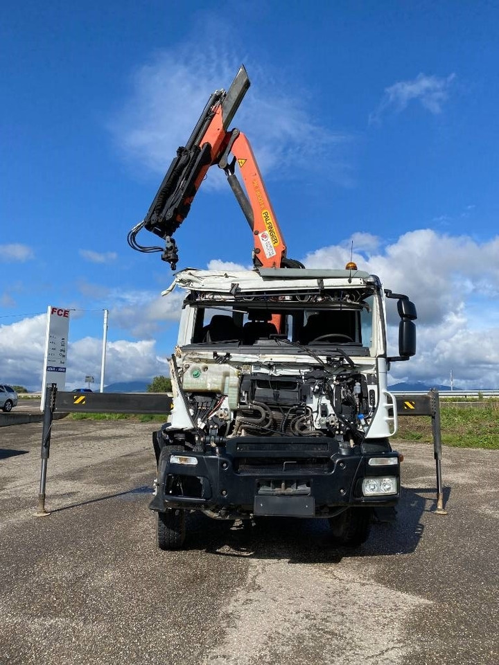Autocarro scarrabile Iveco TRAKKER 410/EEV -PALFINGER PK13001-T18 endommagé