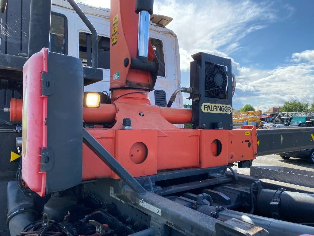 Autocarro scarrabile Iveco TRAKKER 410/EEV -PALFINGER PK13001-T18 endommagé