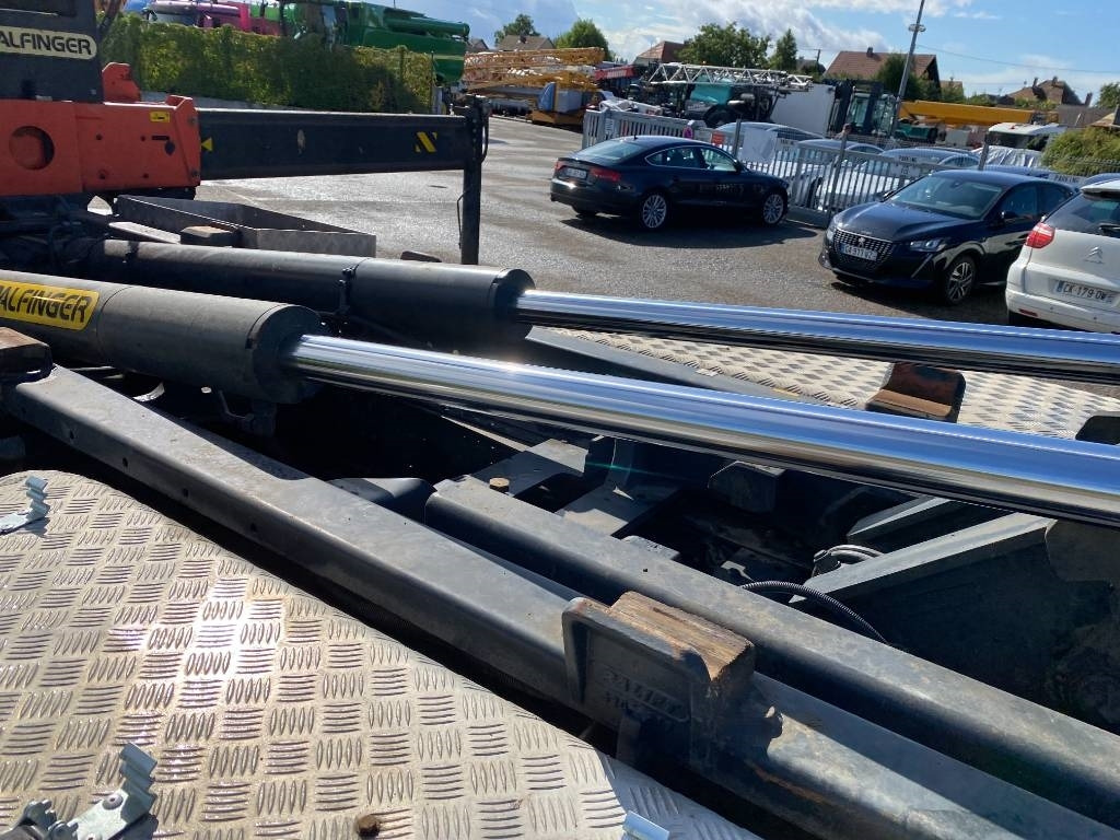 Autocarro scarrabile Iveco TRAKKER 410/EEV -PALFINGER PK13001-T18 endommagé