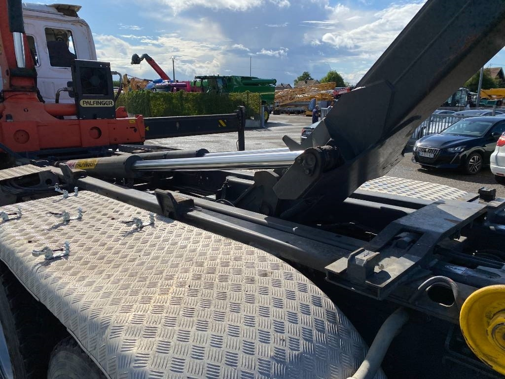 Autocarro scarrabile Iveco TRAKKER 410/EEV -PALFINGER PK13001-T18 endommagé