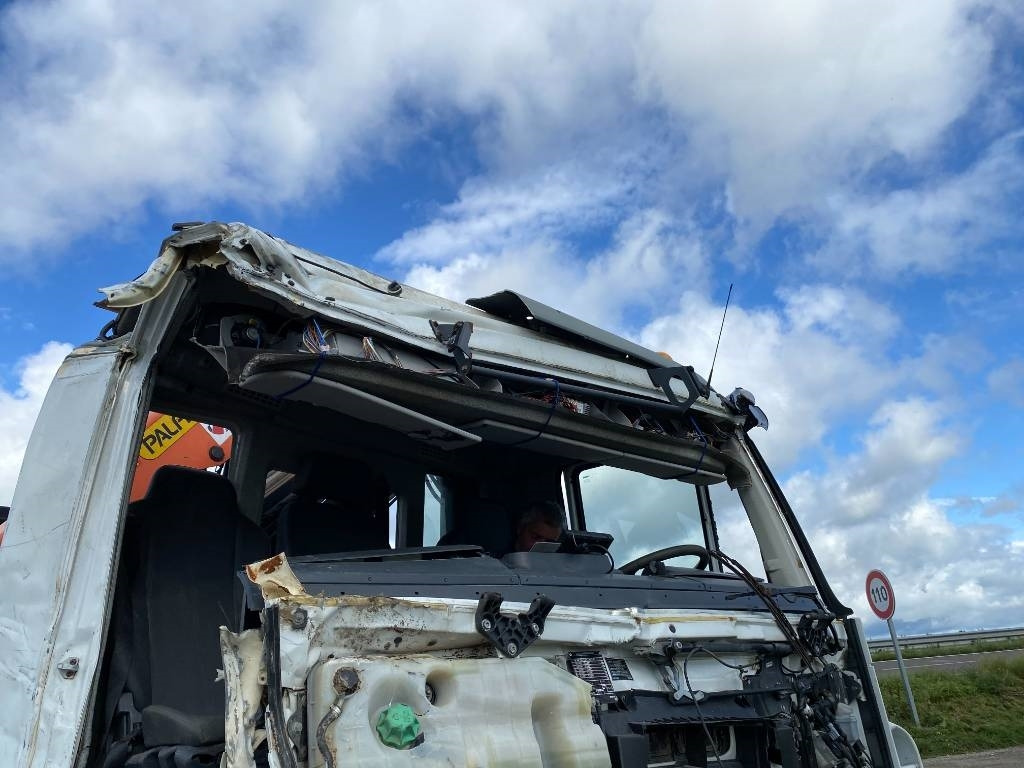 Autocarro scarrabile Iveco TRAKKER 410/EEV -PALFINGER PK13001-T18 endommagé