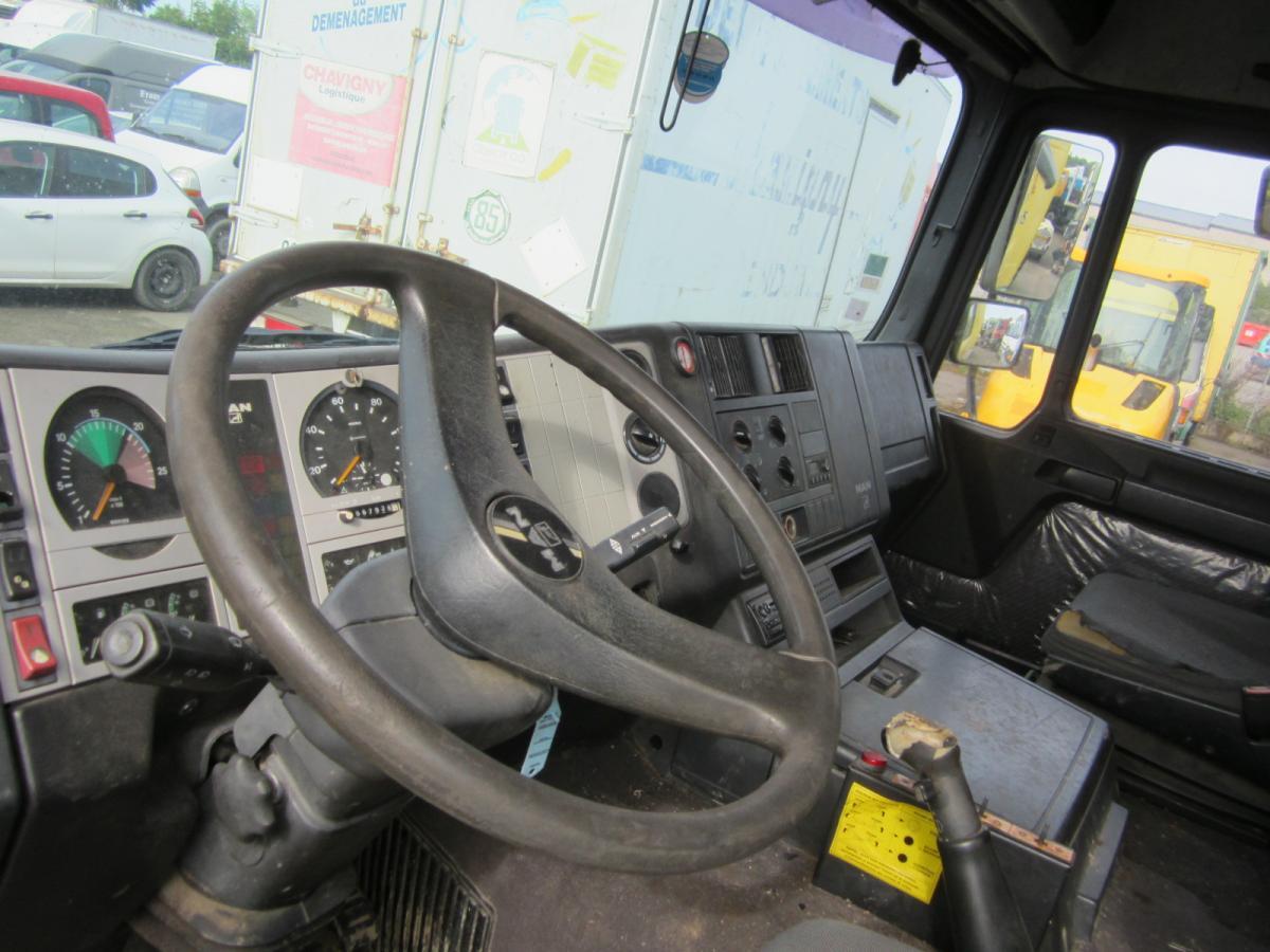 Autocarro scarrabile MAN 19.364