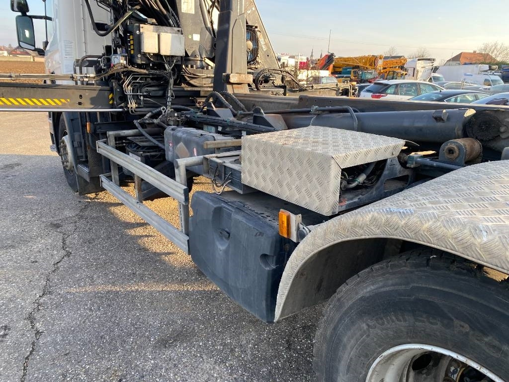 Autocarro scarrabile Scania P360/HYVALIFT/HIAB 144B a réparer