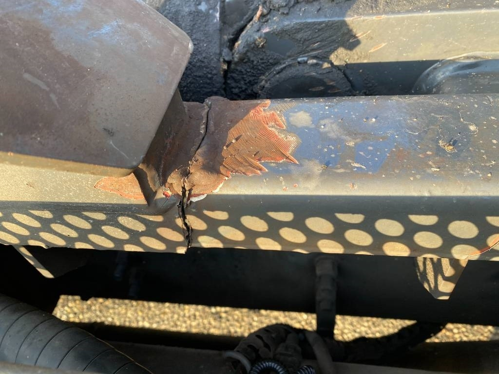 Autocarro scarrabile Scania P360/HYVALIFT/HIAB 144B a réparer