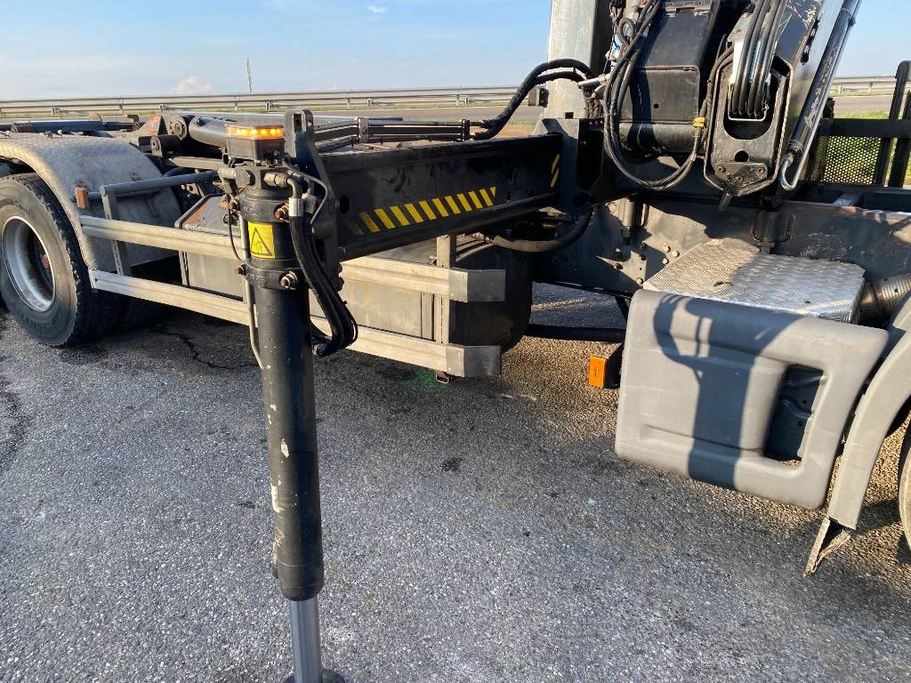 Autocarro scarrabile Scania P360/HYVALIFT/HIAB 144B a réparer