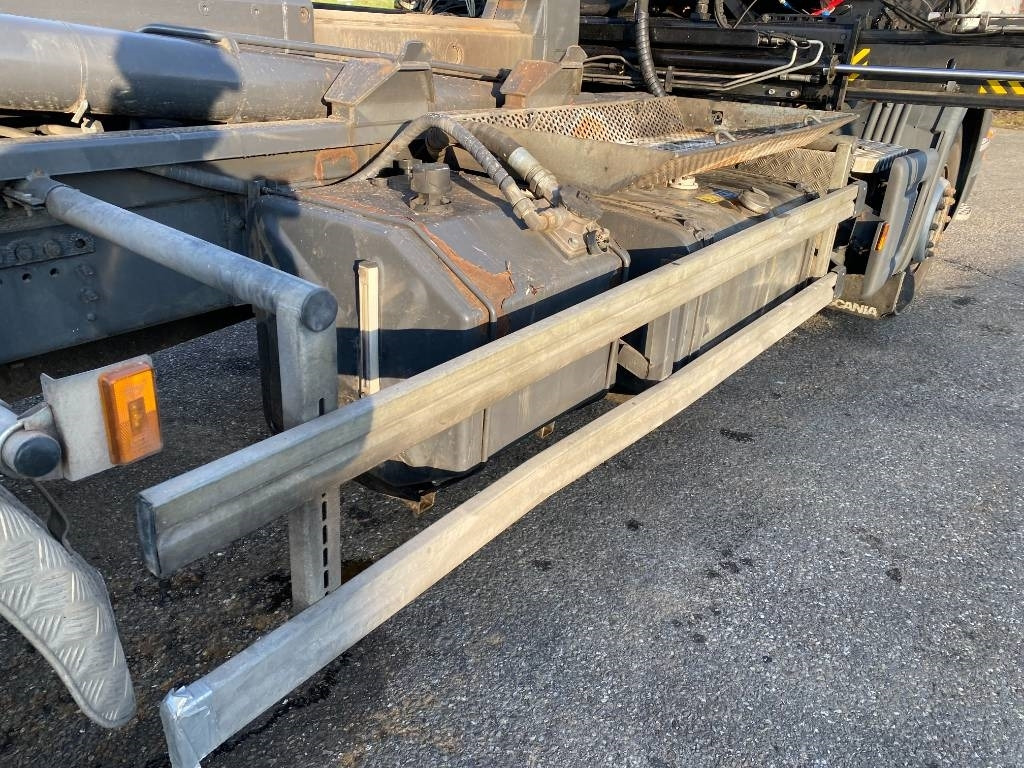 Autocarro scarrabile Scania P360/HYVALIFT/HIAB 144B a réparer