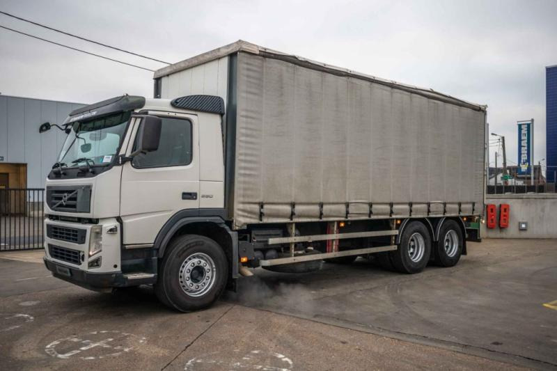 Camion centinato Volvo FM 330+10 pneus/tires-intarder