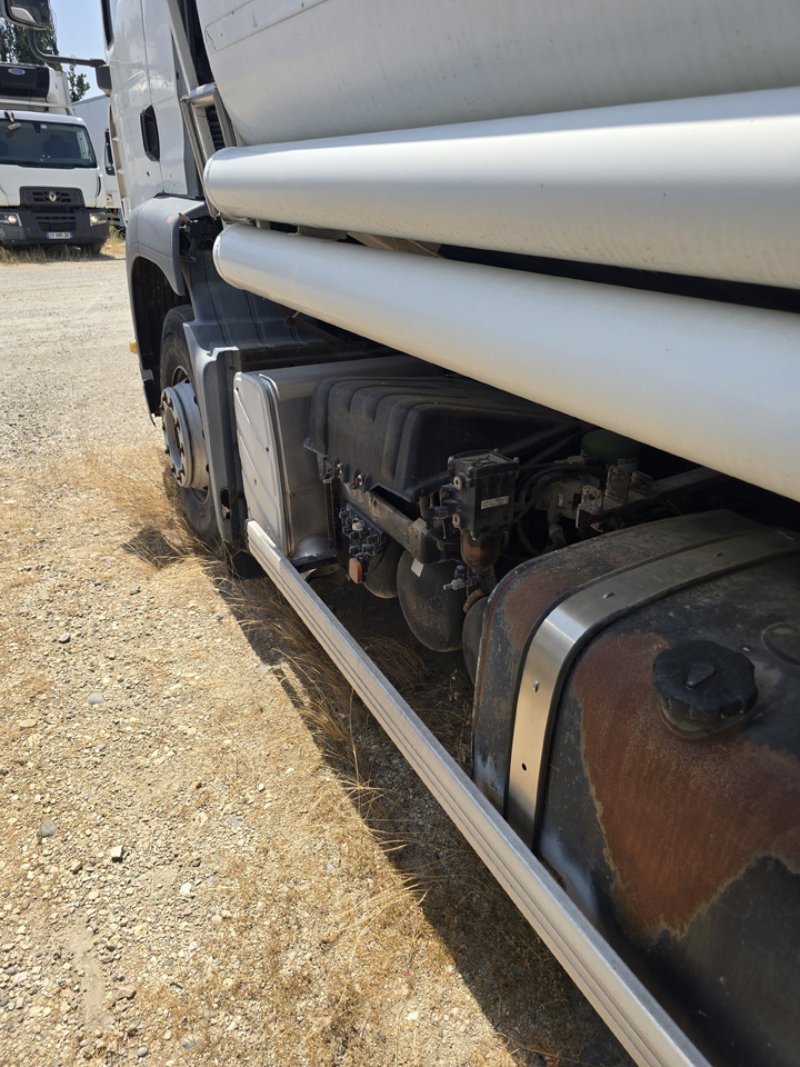 Camion cisterna MAN TGA 26-320