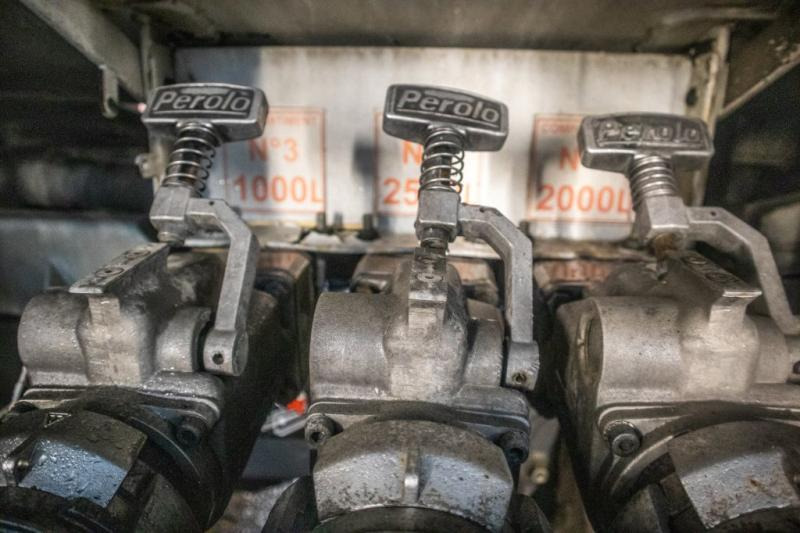 Camion cisterna Renault 180 DCI+5500L/3COMP LAMES