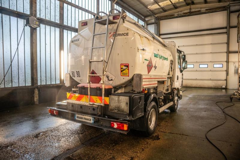 Camion cisterna Renault 180 DCI+5500L/3COMP LAMES