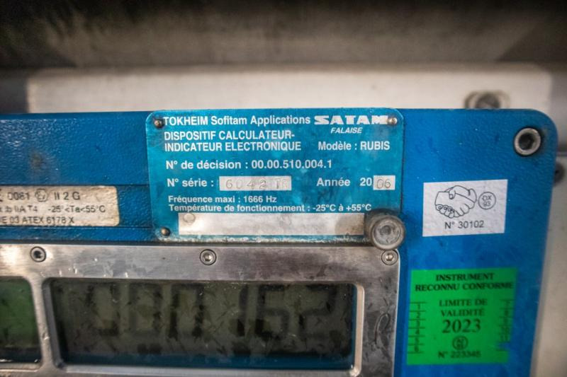 Camion cisterna Renault 180 DCI+5500L/3COMP LAMES