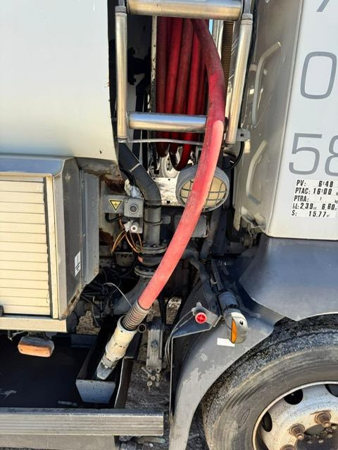 Camion cisterna Renault MIDLUM 210 CITERNE MERCERON 11000 L 4 COMPARTIMENTS