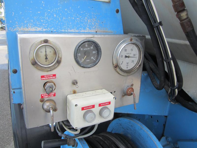 Camion cisterna Renault Premium 340