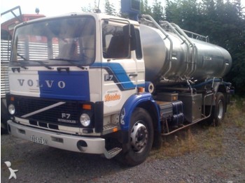 Volvo F7 - Camion cisterna
