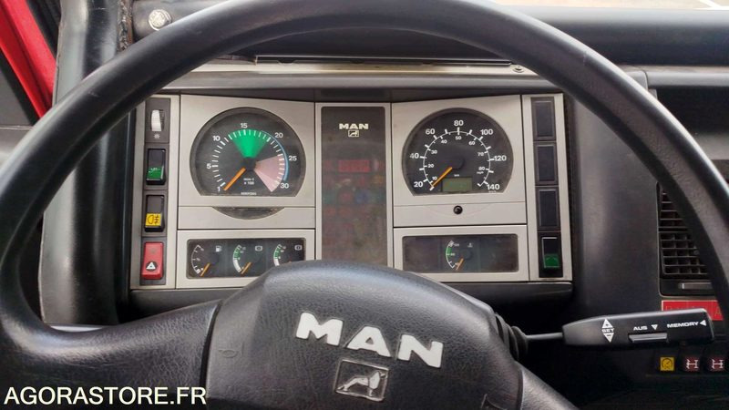 Camion MAN LE220B - 2002 - 9858QD11