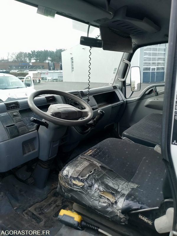 Camion MITSUBISHI CANTER ( MOTEUR HS )