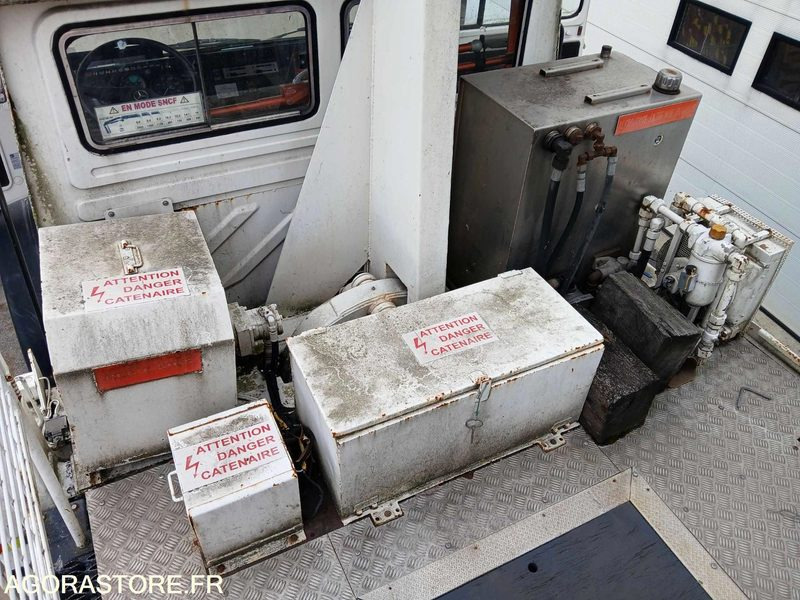 Camion Mercedes-Benz Unimog Rail/Route benne grue - 1989/ 66131KM