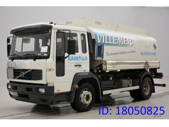 Camion cisterna per il trasporto di carburanti Volvo FL6.150: foto 1